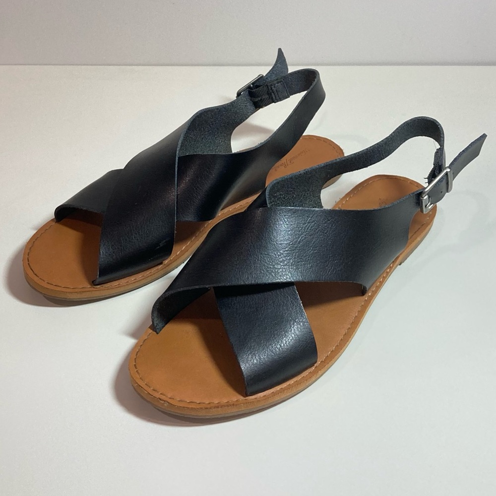 Universal Thread Leather Cross Strap Flat Sandals Sz 8